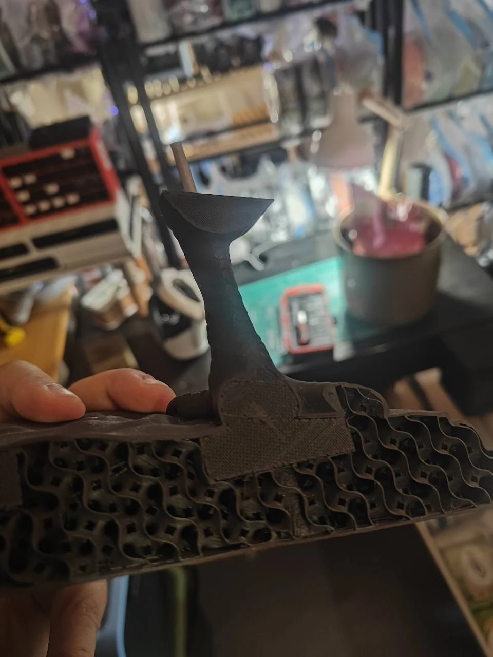 Onderzijde van een zwart geprint Carla-onderdeel met zichtbare interne printstructuur